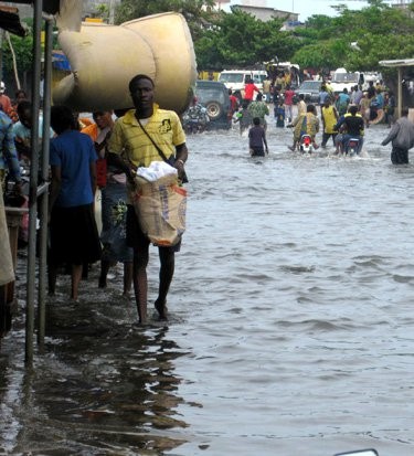 Inondation d’une rue de la ville de Cotonou (cliché, Zannou, 2013)